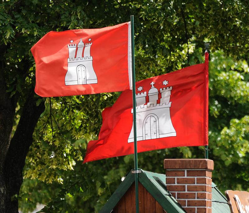 3175_4123 Zwei Hamburg Fahnen flattern im Wind auf einem Hüttendach | Flaggen und Wappen in der Hansestadt Hamburg